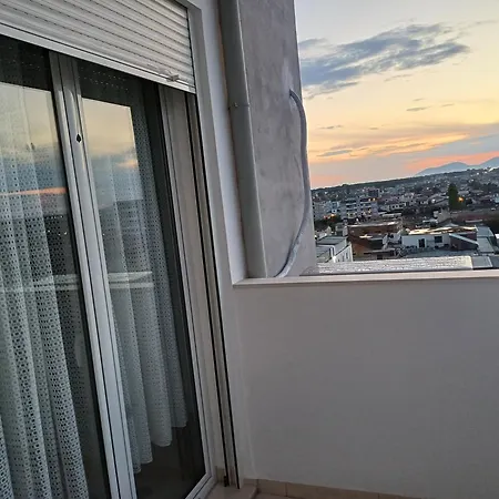 3 In Apartment *